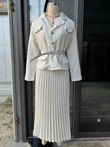 Vista completa de blazer blanco con botones y falda larga plisada en un maniquí