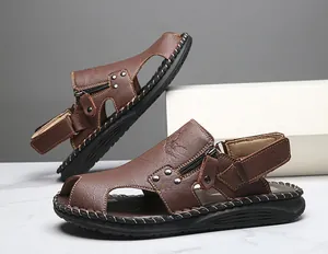 Detalle de sandalias de cuero marrón para hombre hechas a mano con punta cerrada.