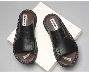 Vue détaillée de sandales de plage noires pour hommes avec semelle souple et coutures.
