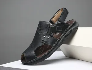 Vista detallada de las costuras hechas a mano en sandalias negras transpirables para hombre