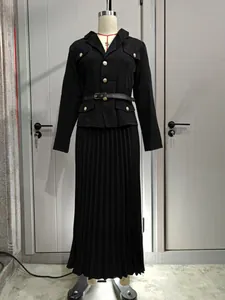 Elegante conjunto de blazer negro con botones y falda larga plisada para mujer