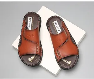 Vue détaillée de sandales en cuir marron pour hommes avec coutures et semelle souple