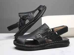Vista detallada de las costuras hechas a mano en sandalias negras de exterior para hombre