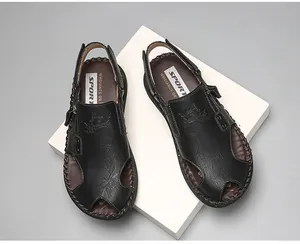 Vista superior de sandalias de cuero negro hechas a mano para hombre Sport