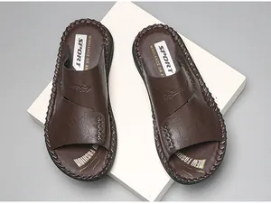 Vue détaillée de sandales de plage en cuir marron pour hommes avec des semelles souples.