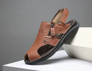 Primer plano de sandalias de cuero marrón con costuras a mano sobre bloques blancos