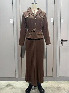 Elegante conjunto de dos piezas marrón con chaqueta blazer con cinturón y falda larga plisada