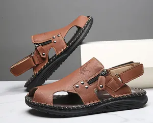 Detalle de sandalias de cuero marrón cosidas a mano para hombre con cremallera y remaches