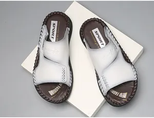 Vue détaillée de sandales en cuir blanc pour hommes avec semelle souple marron vintage