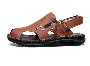 Vista lateral detallada de sandalias de cuero marrón para hombre con costuras a mano