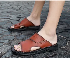 Vue détaillée de sandales en cuir marron pour hommes avec semelle souple antidérapante