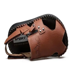 Primer plano de sandalias de cuero marrón para hombre con detalles cosidos a mano