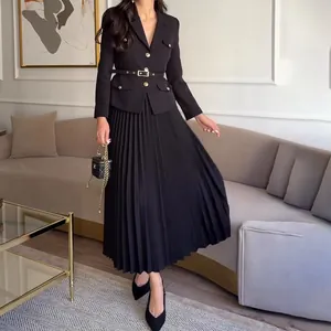 Elegante conjunto de dos piezas con chaqueta negra y falda larga plisada a juego