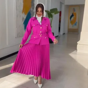 Elegante conjunto de blazer rosa y falda plisada para mujer, ideal para el otoño.