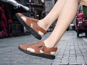 Primer plano de sandalias de cuero marrón para hombre con detalles cosidos a mano