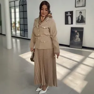 Elegante conjunto beige de blazer con botones y falda larga plisada de otoño 2025