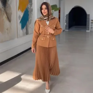 Elegante conjunto de chaqueta blazer con botones color camello y falda midi plisada a juego