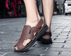 Primer plano de sandalias de cuero marrón para hombre con costuras hechas a mano