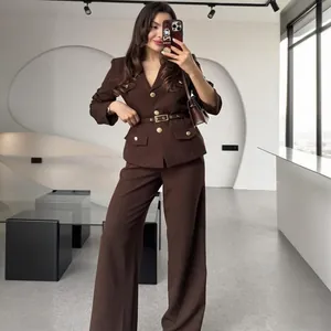 Elegante traje de dos piezas marrón con pantalones de pierna ancha y botones dorados