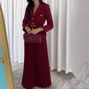 Elegante conjunto de dos piezas burdeos con chaqueta abotonada y falda larga plisada