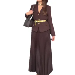 Elegante conjunto de chaqueta marrón y falda larga plisada con botones dorados y cinturón