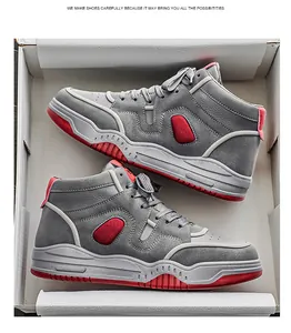 Vista dall'alto dettagliata di sneaker alte grigie con accenti rossi in una scatola bianca