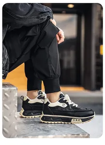 Primer plano de zapatillas gruesas de cuero para hombre en negro y beige