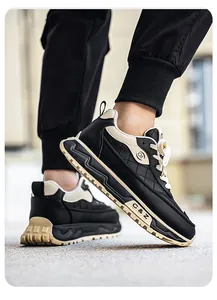 Detalle de zapatillas de invierno para hombre con suela gruesa en color negro y beige