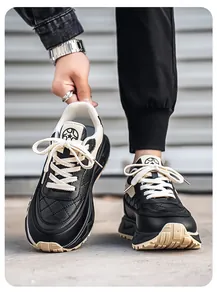 Vista detallada de zapatillas de cuero negro para hombre con suela gruesa y diseño acolchado.