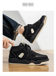Primo piano di sneakers alte nere da uomo con plateau e design trendy in stile street