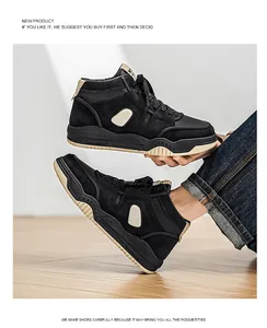 Vista dettagliata di eleganti sneakers alte nere con suola spessa per uomo in stile di vita