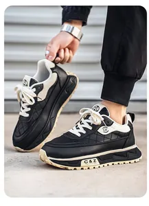 Detalle de zapatillas chunky de cuero negro para hombre con suelas gruesas beige.