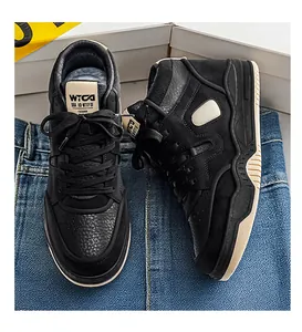 Primo piano di eleganti sneaker alte nere con texture in pelle e pelle scamosciata