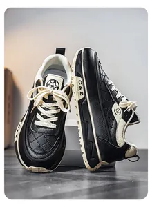 Vista detallada de las elegantes zapatillas gruesas de hombre en cuero negro y suela de plataforma