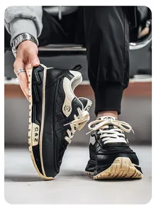Vista macro de elegantes zapatillas de hombre en negro y beige con textura de cuero.