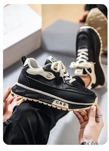 Vista detallada de zapatillas chunky para hombre en negro y crema con acabado en cuero
