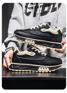 Primer plano de zapatillas chunky de cuero negro a la moda con suelas beige para hombre