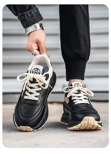 Primer plano de zapatillas dad de cuero para hombre con patrón acolchado y suela gruesa.