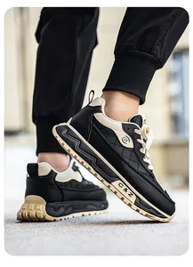 Vista detallada de zapatillas de cuero para hombre en color negro y beige, diseño