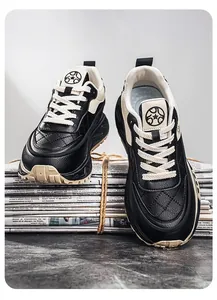 Vista detallada de zapatillas chunky de cuero negro sobre periódicos vintage