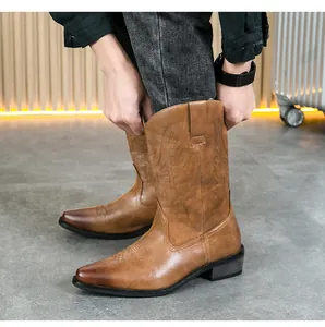 Nahaufnahme von braunen Western-Cowboystiefeln aus Leder mit Stickerei und spitzer Zehe