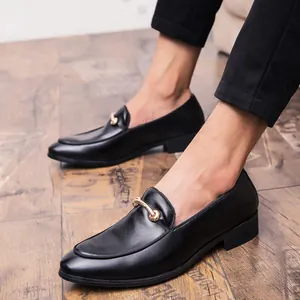 Vista dettagliata di eleganti scarpe in pelle nera da uomo con fibbia in metallo dorato