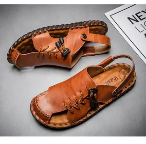 Dettaglio di sandali outdoor da uomo fatti a mano in marrone con cuciture rustiche