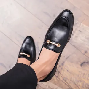 Mocassini classici in pelle nera con morsetto in metallo dorato e design low-top