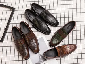 Detailweergave van heren retro zakelijke loafers met krokodillenreliëf