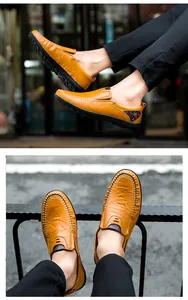 Modische senfgelbe Leder-Loafer für Herren mit leichtem Slip-On-Design und Ziernähten
