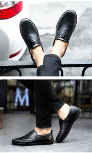 Schwarze Leder Loafers für Herren in der Trageansicht mit Textur und Ziernähten