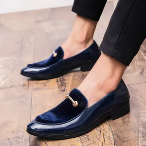 Dettaglio di mocassini da uomo in pelle verniciata blu navy con inserto in velluto