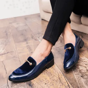 Vista dettagliata dei mocassini in velluto blu navy e vernice con fibbia in metallo dorato