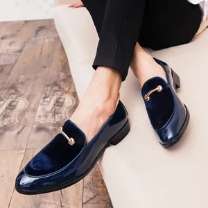 Dettaglio scarpe eleganti blu navy da uomo con inserto in velluto e fibbia dorata